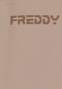 Tessuto rosa chiaro con il logo "FREDDY" in marrone scuro. Il materiale è liscio con una consistenza morbida, focalizzandosi su un design informale.