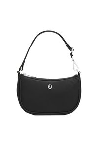 Bolso de hombro de tela negra con forma curva, cierre de cremallera, herrajes en plata y un acento de logo en la parte frontal. Correa ajustable.