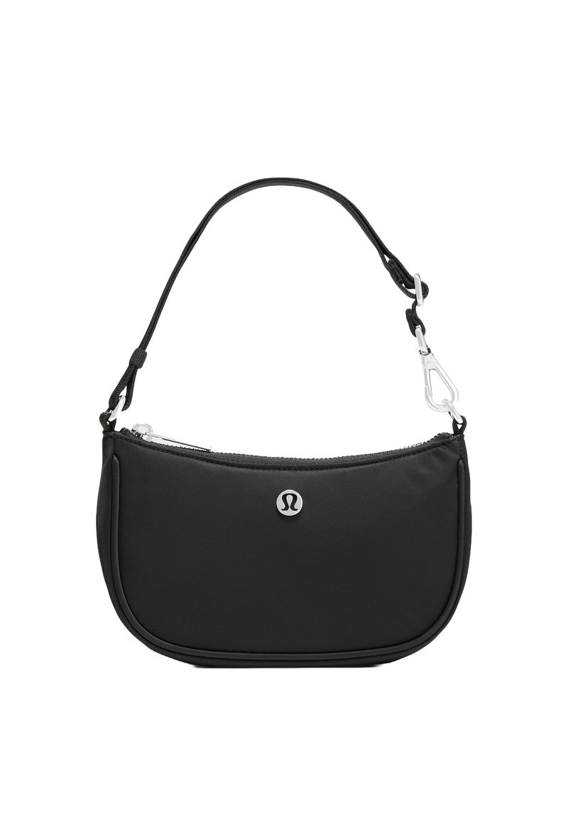 Bolso de hombro de tela negra con forma curva, cierre de cremallera, herrajes en plata y un acento de logo en la parte frontal. Correa ajustable.