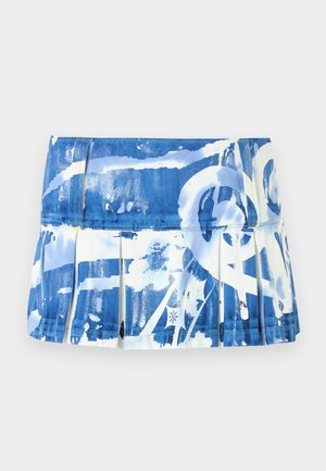 Jupe plissée bleue et blanche avec un motif éclaboussé de peinture, confectionnée dans un tissu léger à texture lisse et dotée d'une ceinture ajustée.