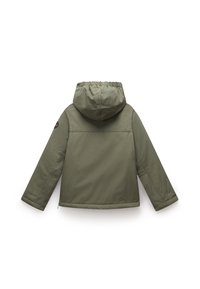 Olivengrüne Jacke mit Kapuze, die eine glatte Textur, elastische Bündchen und einen Logopatch an der linken Schulter aufweist. Einfaches und funktionales Design.
