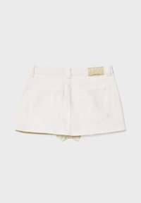 Valkoiset farkkushortsit, joissa vyölenkit, kaksi takataskua ja vaaleanruskea merkkilappu vyötäröllä, nähtynä takaa.