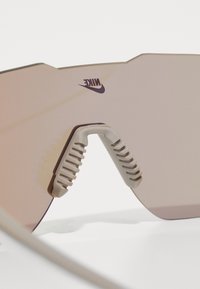 Nike Sportswear CHARGED SHIELD UNISEX - Ochelari de soare - matte college grey / gold-coloured