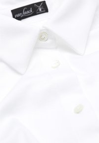 Weißes Poloshirt aus glattem Baumwollstoff, mit umgeschlagenem Kragen, drei Knöpfen an der Knopfleiste und einem Markenetikett nahe dem Kragen.