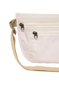 Lichtroze stoffen tas met twee ritszakken, een beige draagriem en gestructureerde details. Beschikt over duurzame naden en zilverkleurige hardware.