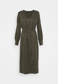 Abito avvolgente verde oliva a maniche lunghe con scollatura a V, dettaglio in vita con foulard e tessuto morbido. Taglio dritto con polsini buttonati.