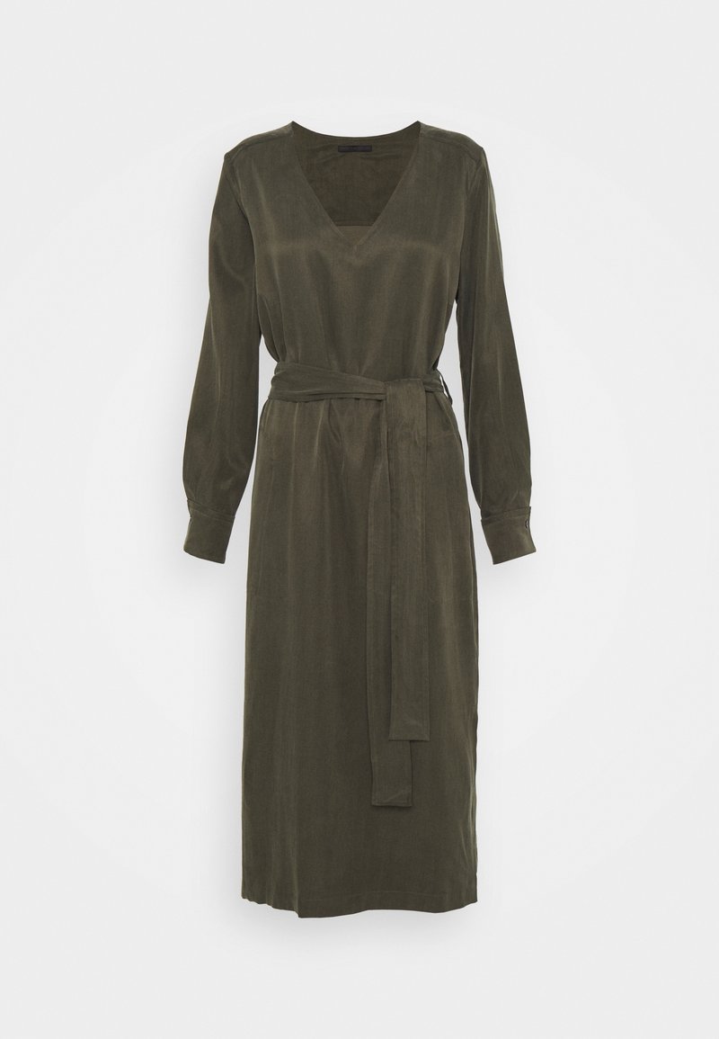 Abito avvolgente verde oliva a maniche lunghe con scollatura a V, dettaglio in vita con foulard e tessuto morbido. Taglio dritto con polsini buttonati.