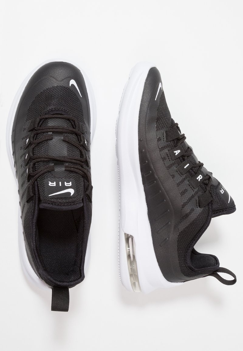 Zapatillas Nike negras con parte superior de malla, acentos blancos y una unidad de amortiguación de aire visible en la suela. Presentan un acabado texturizado y un diseño de cordones.