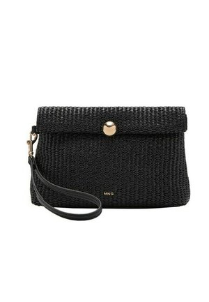 Czarna pleciona kopertówka z klapką, złotym zapięciem na zatrzask, paskiem na nadgarstek i małym złotym logo MNG z przodu.