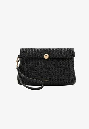 Čierna tkaná kabelka na zápästie s klopou, zlatým zapínaním na cvok, náramkom na zápästie a malým zlatým logom MNG na prednej strane.