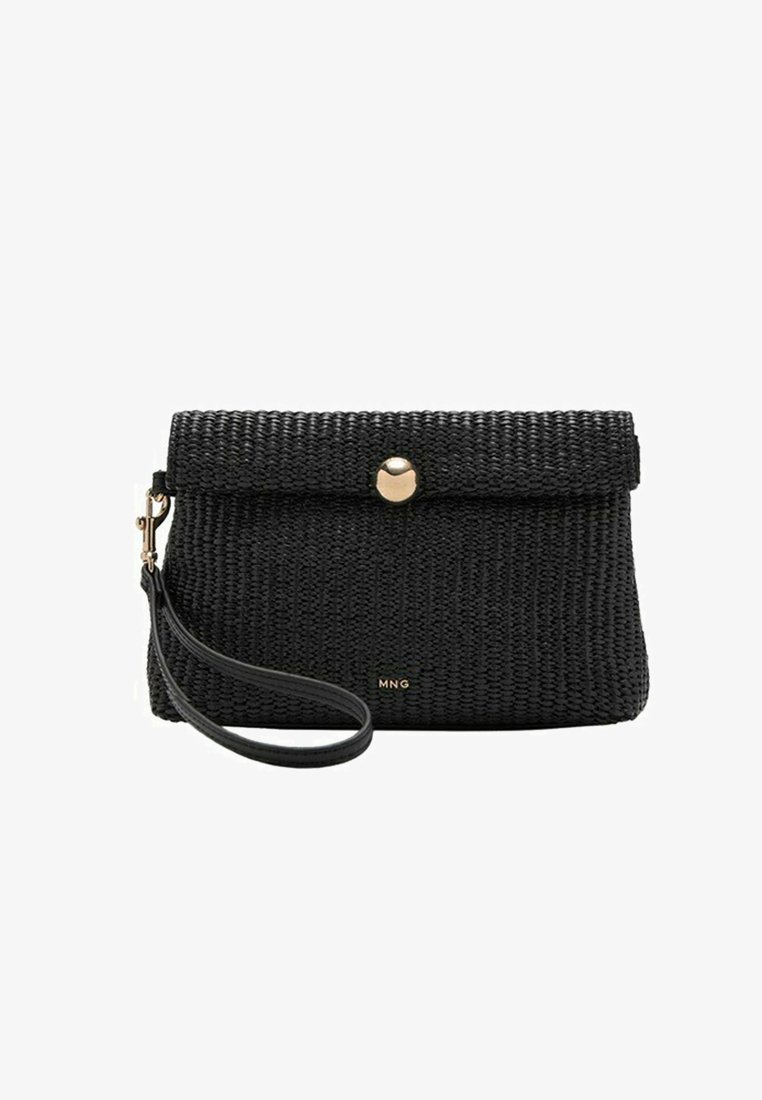 Pochette noire tissée avec rabat, fermeture pression dorée, bracelet pour poignet et petit logo MNG doré sur le devant.