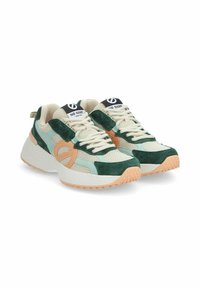 Sneaker in mesh e suede verde e beige con suola bianca chunky, accenti beige e etichetta con logo sulla linguetta.
