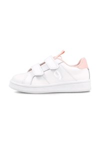 Zapatillas sintéticas blancas con dos correas de Velcro, acento en el talón en rosa pastel, suela blanca plana y detalles de costura sutiles.