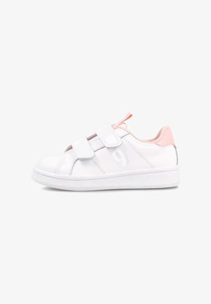 Zapatillas sintéticas blancas con dos correas de Velcro, acento en el talón en rosa pastel, suela blanca plana y detalles de costura sutiles.