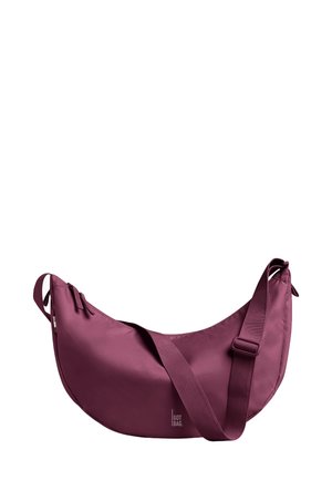 Hobo tas in diep bordeaux, gemaakt van soepel stof. Beschikt over een verstelbare schouderriem en een ritssluiting. Minimalistisch ontwerp met een logo-detail.