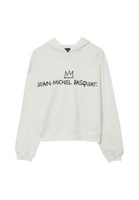 Il cropped hoodie bianco presenta una stampa nera con la scritta "JEAN-MICHEL BASQUIAT" e un design a corona. Realizzato in tessuto morbido, ha una vestibilità comoda e un cappuccio.