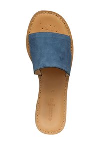 Sanda accollata con parte superiore in pelle scamosciata blu e soletta in pelle color cuoio. Presenta perforazioni per la traspirabilità e cuciture lungo i bordi.