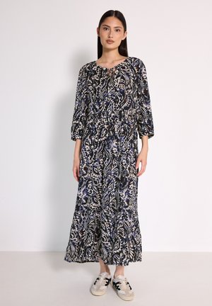 Maxikleid aus gemustertem Stoff mit blauen, weißen und roten Blumenmustern auf schwarzem Hintergrund; runder Ausschnitt und 3/4-Ärmel.