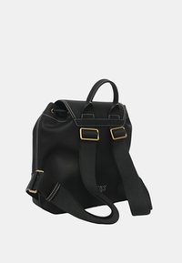 Zaino in pelle nera con hardware dorato, spallacci regolabili e dettagli di cucitura bianca. Presenta una maniglia superiore e una finitura texturizzata.