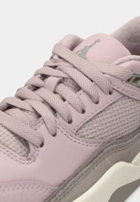 Απαλή ροζ αθλητικά παπούτσια με υφασμάτινη θήκη με υφή, λείες δερμάτινες λεπτομέρειες, τονικές κορδόνες και ανοιχτού χρώματος σόλα. Διαθέτει μια διακριτική λογότυπο στη γλώσσα.