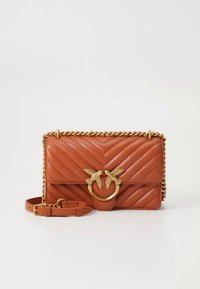 Geantă maro din piele, cu model matlasat chevron, curea cu lanț auriu și un accesoriu circular din metal în formă de păsări.