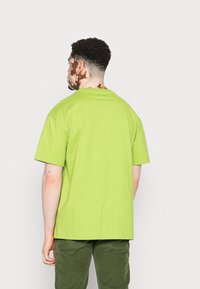 Weekday T-shirt básica - bright green