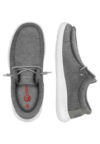 Chaussures grises à enfiler en matériau texturé, avec une semelle blanche, des accents élastiques et un logo sur la languette.