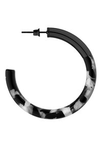 Boucle d'oreille demi-lune marbrée noir et blanc avec finition brillante et fermoir à tige.