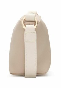 Beżowa, teksturowana torebka widziana z boku, z szerokim kremowym paskiem przewleczonym przez złote metalowe kółko.