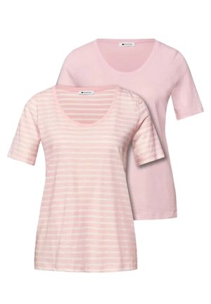 To korteærmede dameskjorter, én ensfarvet lyserød og én lyserød med hvide horisontale striber, begge med rund halsudskæring.