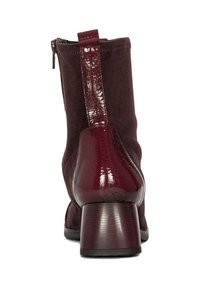 Bordowy botek za kostkę z błyszczącym, lakierowanym obcasem i zamszową cholewką, z zamkiem błyskawicznym z tyłu oraz kwadratowym kształtem obcasa.