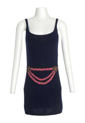 Robe sans manches bleu marine avec motif chaîne rose et beige et détails du logo autour de la taille sur un buste de mannequin blanc.