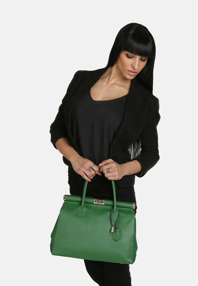 Grön läderhandväska med en strukturerad form, guldförsedda accenter och en texturerad yta. Har dubbla topphandtag och en låsdetalj.