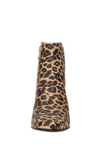 Leopardprint enkelboot met een gladde textuur, spitse neus, rits aan de zijkant en een elegante silhouet in tinten beige en zwart.