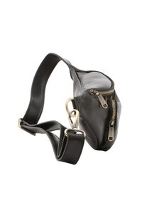 Borsa a tracolla in pelle nera con forma curvata, caratterizzata da una cerniera dorata e accessori metallici, e una tracolla regolabile per diverse lunghezze.