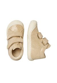 Zapatos para niños en color beige con un acabado brillante, parte superior texturizada y dos correas de Velcro. Forma redondeada con suela de goma e interior acolchado.