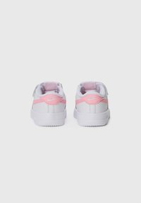 Sneakers bianchi con accenti rosa, materiale sintetico liscio, design arrotondato, colletto imbottito, logo in rilievo sul tallone, suola testurizzata.