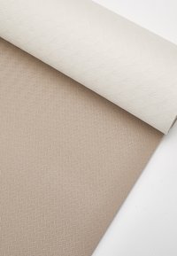 Tapeta s teksturom u krem boji s uzorkom listova na vrhu i bež podlogom s uzorkom riblje kosti.