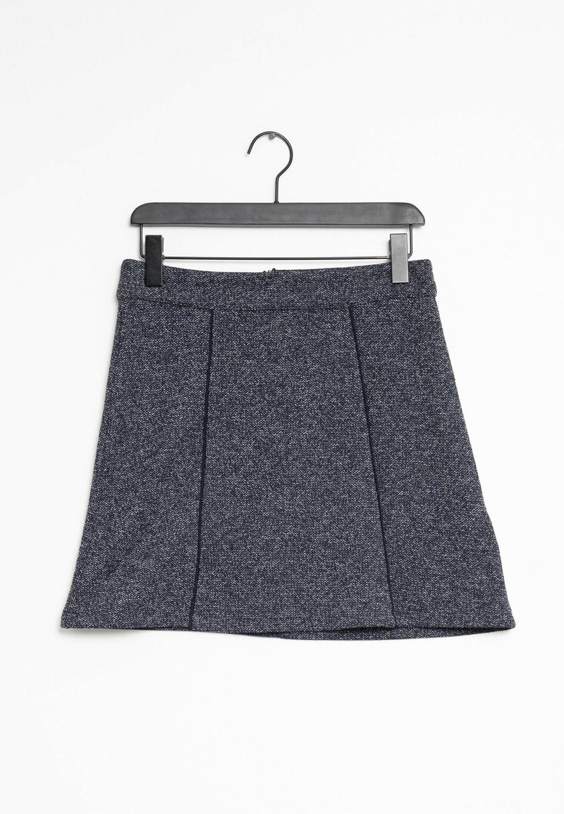 Jupe plissée bleu marine en tissu texturé, dotée d'une taille ajustée et suspendue à un cintre noir sur fond blanc.