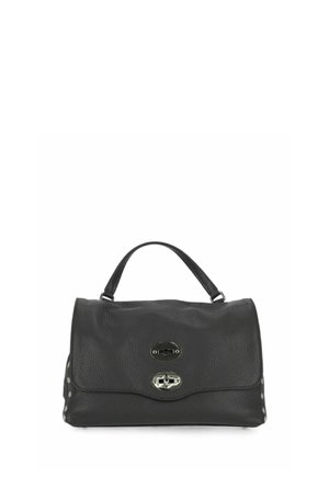 Borsa a mano in pelle nera strutturata con manico superiore, patta pieghevole e due chiusure metalliche argentate con chiavistello a torsione sul davanti.
