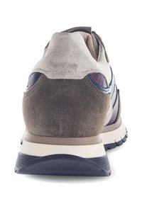 Sneaker met gemengde materialen, leren bovenwerk in grijs en bruin, gestructureerd detail, gevoerde zool en rubberen buitenzool met zwarte accenten.