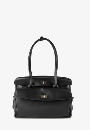 Sac à main en cuir noir avec doubles anses, poche avant à rabat, et fermetures à tourniquet argentées, posé verticalement sur un fond blanc.