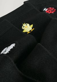 Zwarte sokken met geborduurde ontwerpen van een gele kuikentje, een lieveheersbeestje en een witte schaap, met kleurrijke accenten op een gestructureerde stof.