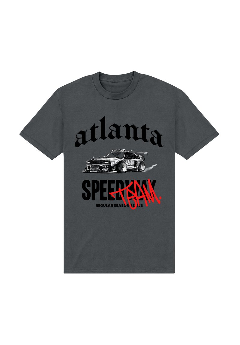 T-shirt grigio in cotone con una grafica di una macchina da corsa, con "atlanta" in grassetto nero e "SPEEDWAY" e "BAM." in vari stili.