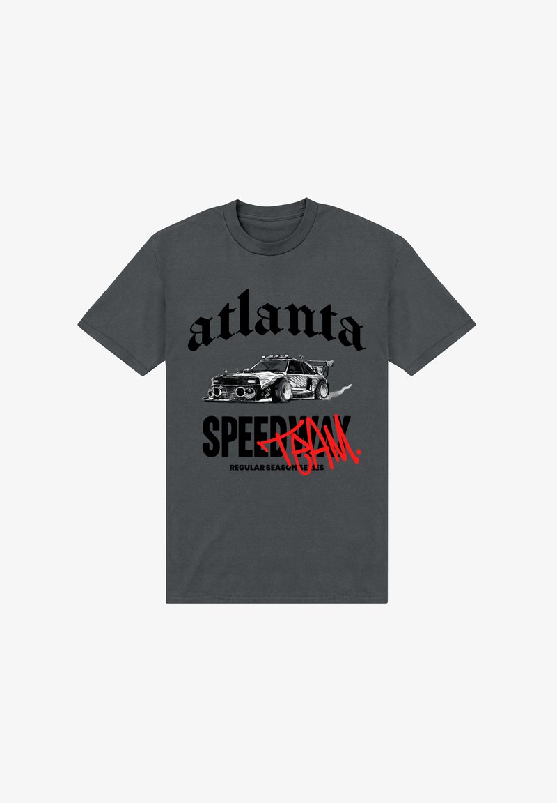 Grijze katoenen t-shirt met een grafische afbeelding van een racewagen, met "atlanta" in vet zwart lettertype en "SPEEDWAY" en "BAM." in verschillende stijlen.