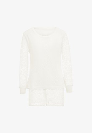 Biały sweter dzianinowy z długimi koronkowymi rękawami w zestawie z dopasowanymi białymi szortami koronkowymi, prezentujący się na białym tle.