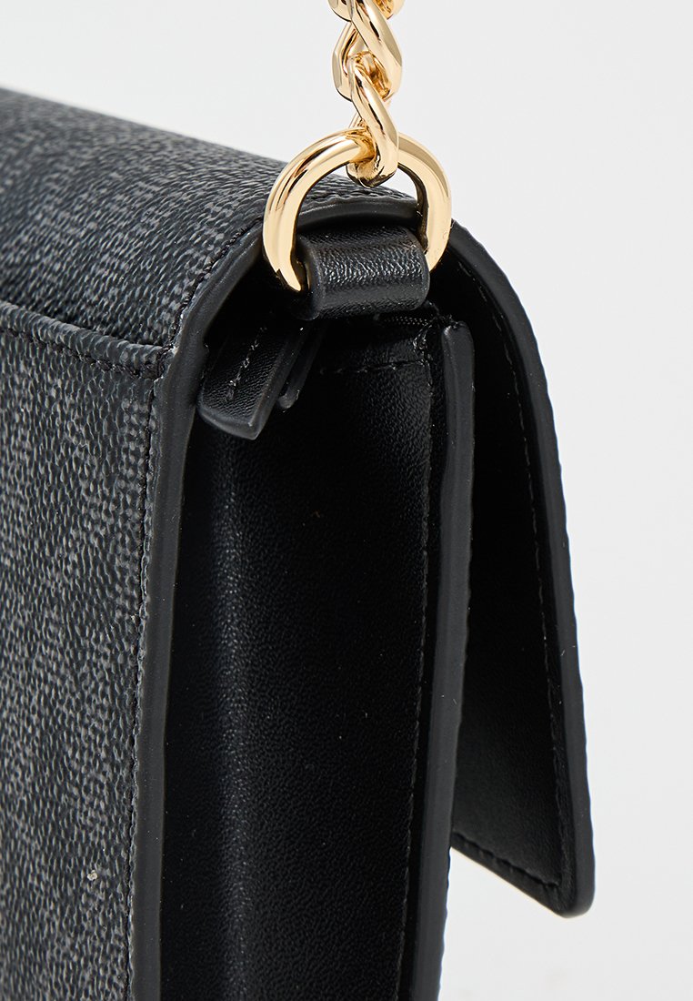 Zwarte leren handtas met een gestructureerde, hoekige vorm en goudkleurige kettinghardware. Heeft een zachte binnenvoering.