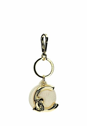 Porte-clés en or avec un grand pendentif "C" attaché à une étiquette ronde en cuir blanc texturé et un clip en métal en haut.