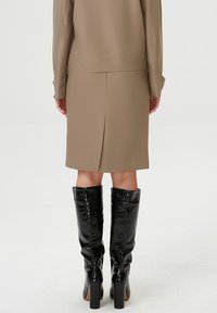 Smart and Joy DROITE À SURPIQUÉS - Jupe crayon - taupe