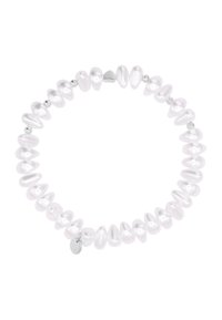 Bracciale in perle bianche con diverse forme a goccia e ovale, intervallato da perline argentate e un piccolo ciondolo a forma di cuore.